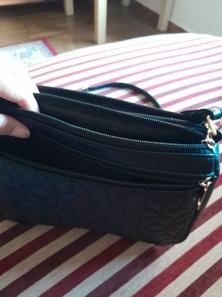 Bolso negro acolchado ligero