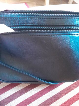 Bolso negro acolchado ligero