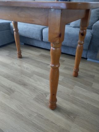 Mesa de comedor de madera