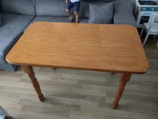 Mesa de comedor de madera