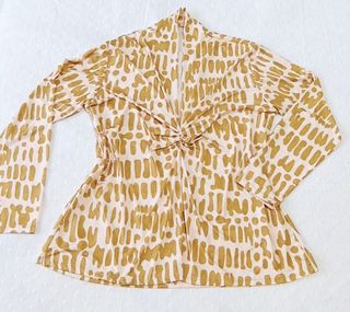 Blusa Beige y Verde con Escote Fruncido.