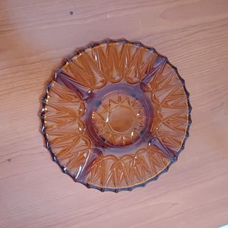 Plato de cristal tallado ámbar