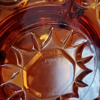 Plato de cristal tallado ámbar