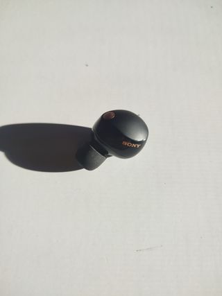 Auricular derecho Sony WF-1000XM5 negro.