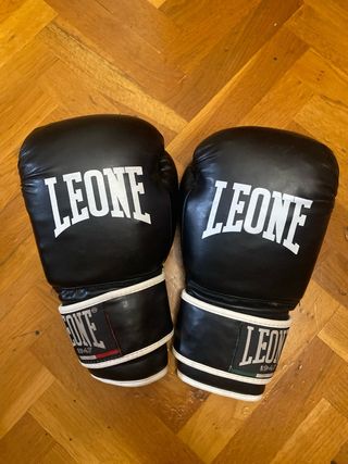 Saco de boxeo rojo OUTSHOCK + dos pares de guantes