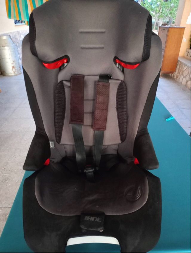 Sillas de coche para niños roja y otra negra