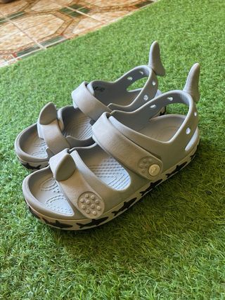 Crocs grises niños sandalias c12 (29-30) 