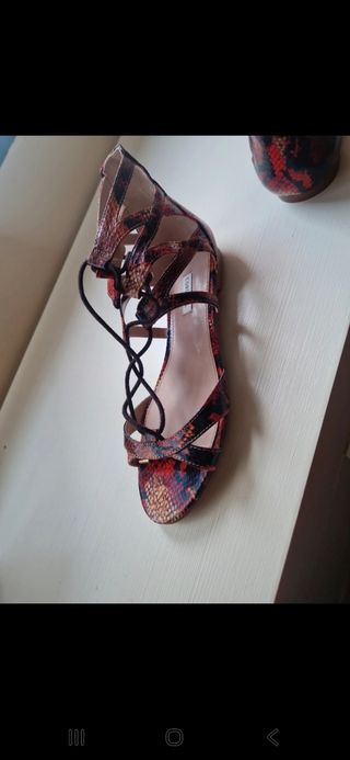 Sandalias romanas Cortefiel multicolor