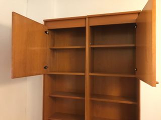 Librería de madera marrón