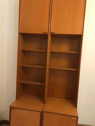 Librería de madera marrón