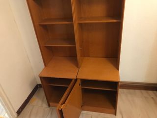 Librería de madera marrón