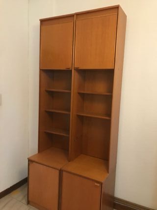 Librería de madera marrón