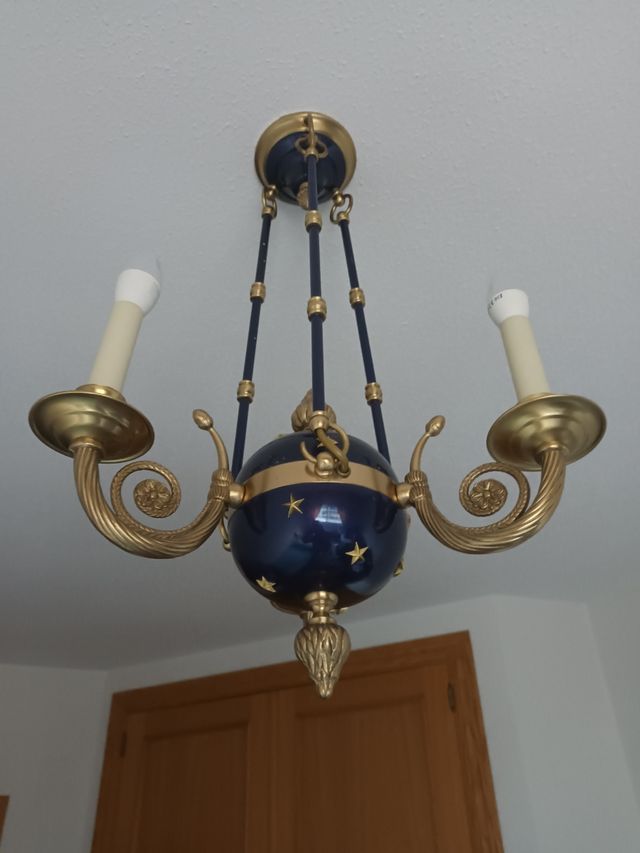Lámpara de techo azul y dorada. Negociable.