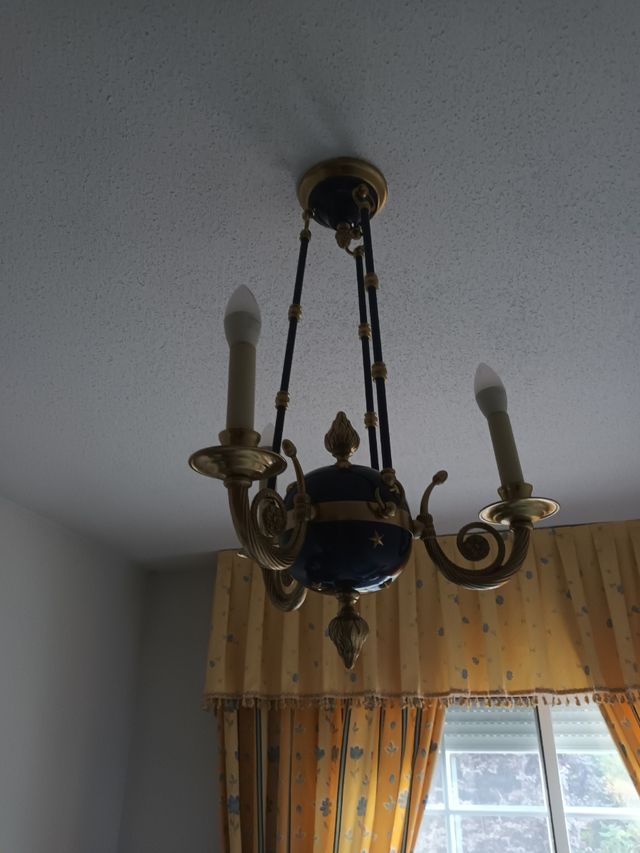 Lámpara de techo azul y dorada. Negociable.