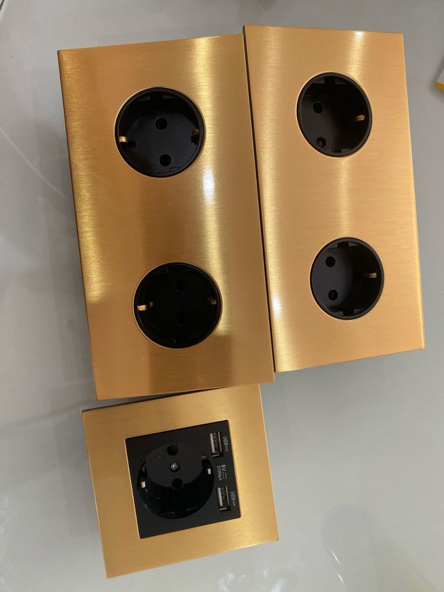 Enchufes dorados dos dobles y uno con USB