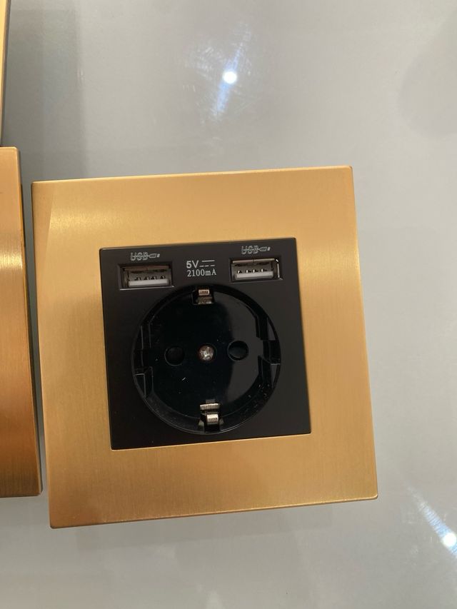 Enchufes dorados dos dobles y uno con USB