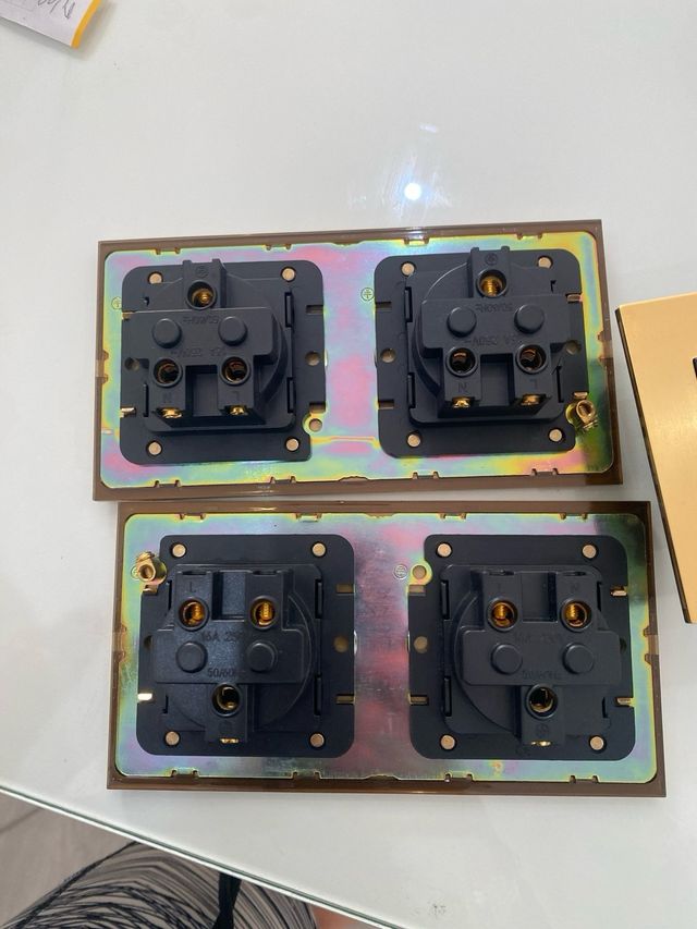 Enchufes dorados dos dobles y uno con USB