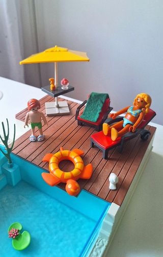 Piscina Playmobil con figuras y accesorios