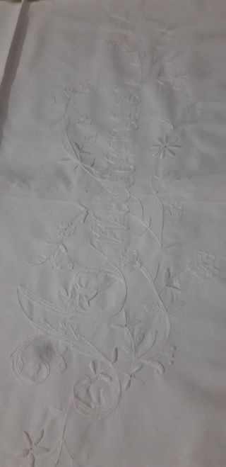 Antiche lenzuola ricamate a mano in lino con pizzo