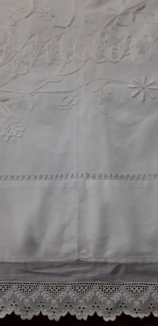 Antiche lenzuola ricamate a mano in lino con pizzo