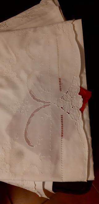Antiche lenzuola ricamate a mano in lino con pizzo