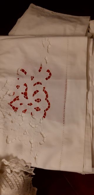 Antiche lenzuola ricamate a mano in lino con pizzo