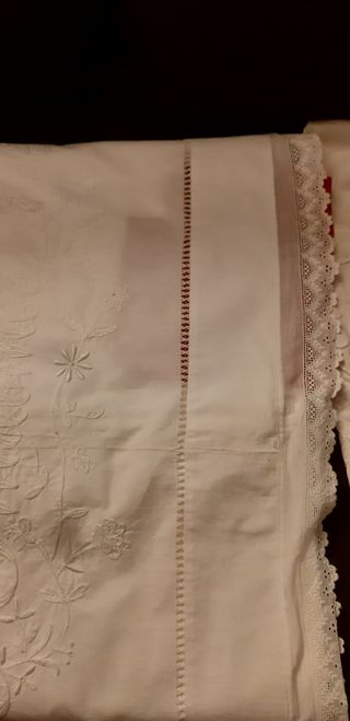 Antiche lenzuola ricamate a mano in lino con pizzo