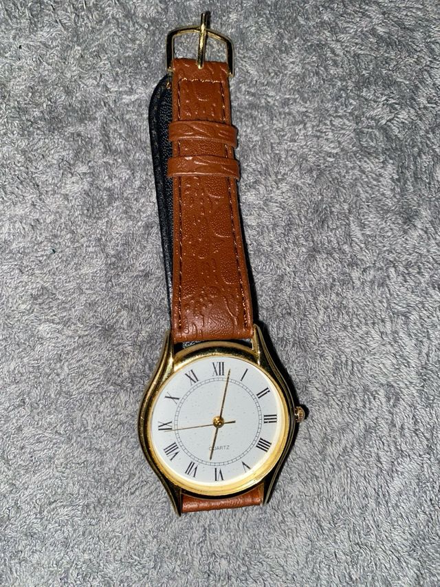 Orologio da polso grigio o marrone