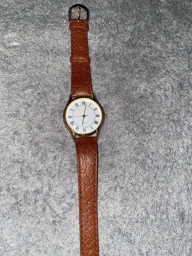 Orologio da polso grigio o marrone