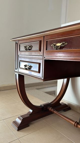 Mesa de despacho clásica de madera