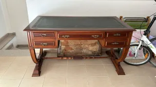 Mesa de despacho clásica de madera