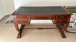 Mesa de despacho clásica de madera
