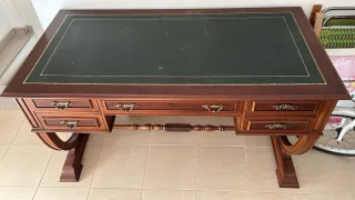Mesa de despacho clásica de madera