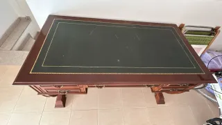 Mesa de despacho clásica de madera