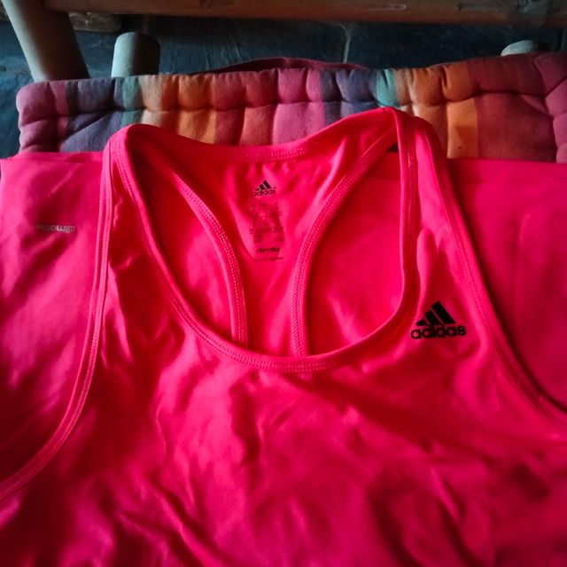 Camiseta desportiva vermelha Adidas Climalite