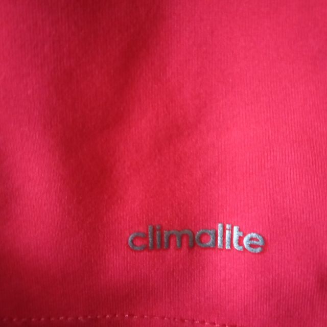 Camiseta desportiva vermelha Adidas Climalite