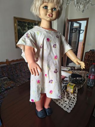 Muñeca antigua con vestido floral