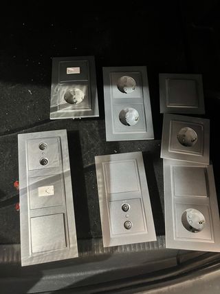 Enchufes, interruptores, antena, satélite plata