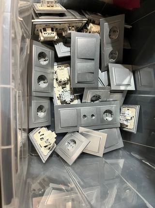 Enchufes, interruptores, antena, satélite plata