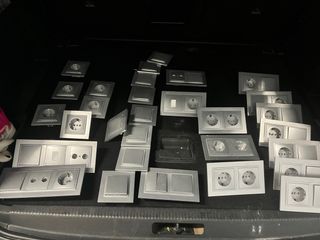 Enchufes, interruptores, antena, satélite plata