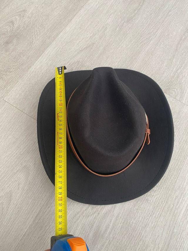 Sombrero negro con cinta de cuero marrón