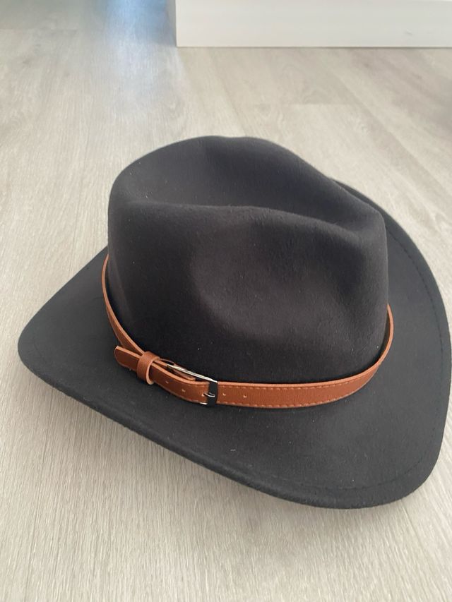 Sombrero negro con cinta de cuero marrón