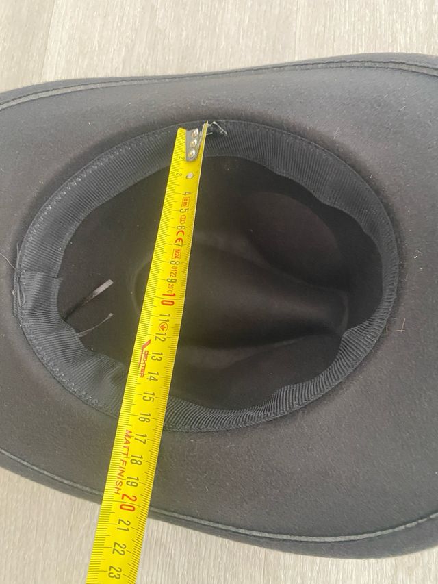 Sombrero negro con cinta de cuero marrón