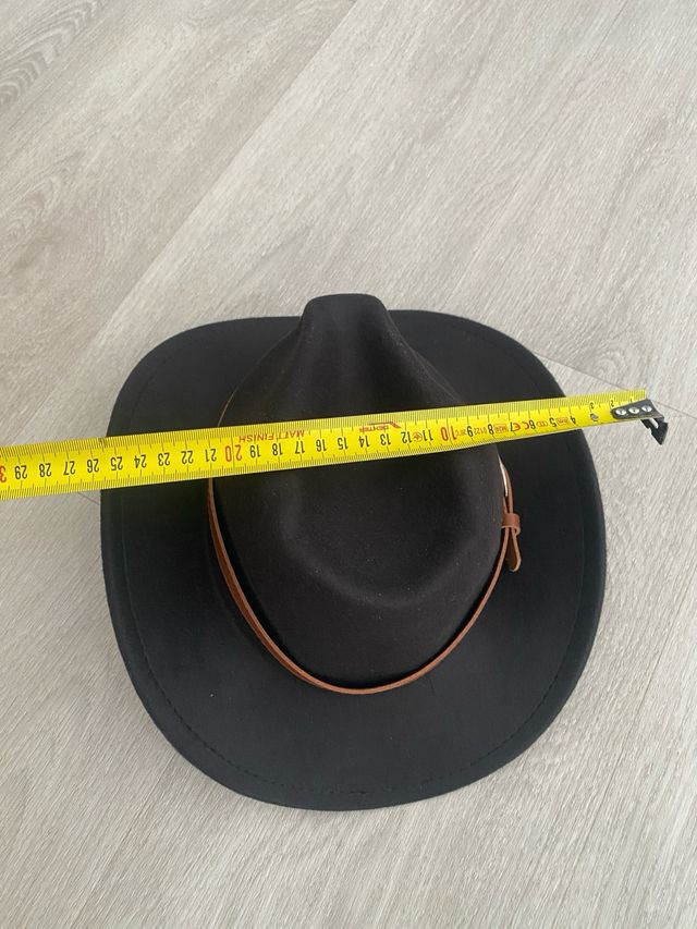 Sombrero negro con cinta de cuero marrón