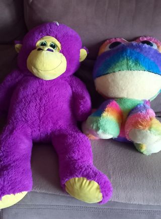 Peluche Mono Morado y Rana Arcoíris