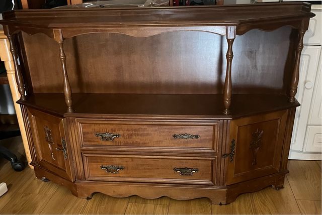 Mueble de madera con cajones y puertas