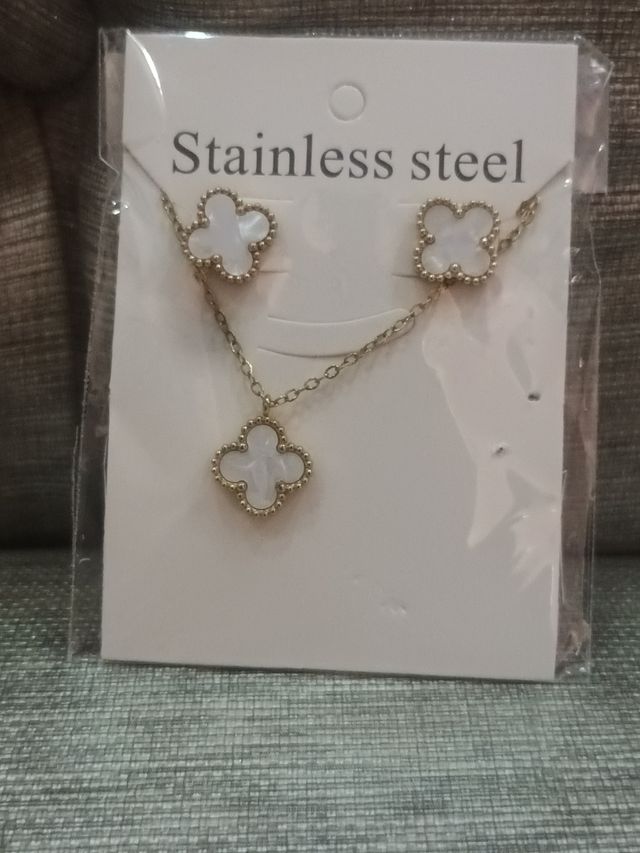 Conjunto Collar y Pendientes.