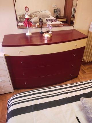 Cómoda y mesitas  dormitorio granate y beigs
