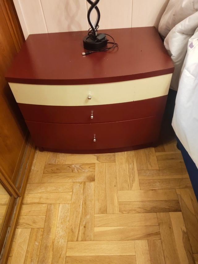 Cómoda y mesitas  dormitorio granate y beigs