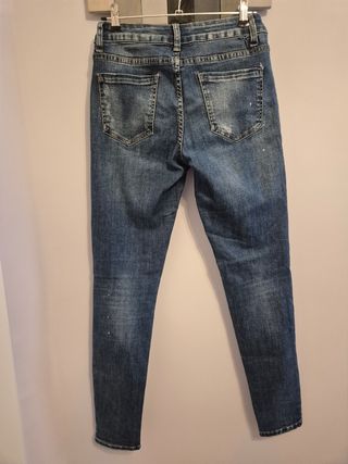 Pitillos elásticos azules desgastados